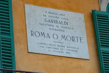 Verona, İtalya - 5 Eylül 2018: Memorial panelinde Piazza İtalyan politikacı ve milliyetçi Giuseppe Garibaldi 