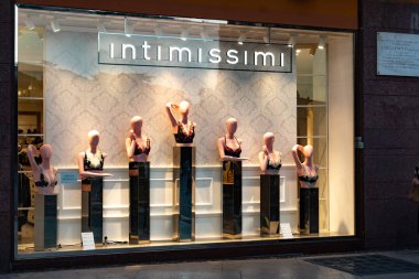 Verona, İtalya - 5 Eylül 2018: Intimissimi Mağazası. 1996 yılında kurulan bir İtalyan giyim etiketi sütyen, Külot, iç çamaşırı, Yelekler ve pijama kadın ve erkekler için özel Intimissimi olduğunu