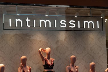 Verona, İtalya - 5 Eylül 2018: Intimissimi Mağazası. 1996 yılında kurulan bir İtalyan giyim etiketi sütyen, Külot, iç çamaşırı, Yelekler ve pijama kadın ve erkekler için özel Intimissimi olduğunu
