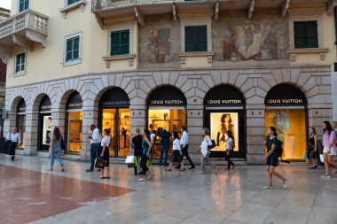 Verona, İtalya - 5 Eylül 2018: Louis Vuitton mağaza. LV için kısaltılmış, Louis Vuitton Malletier desen imza çanta, Bagaj ve daha fazlası için bilinen bir Fransız lüks markasıdır