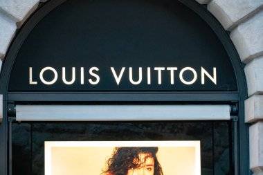 Verona, İtalya - 5 Eylül 2018: Louis Vuitton mağaza. LV için kısaltılmış, Louis Vuitton Malletier desen imza çanta, Bagaj ve daha fazlası için bilinen bir Fransız lüks markasıdır