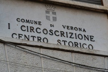 Verona, İtalya - 5 Eylül 2018: Mermer plak Verona, şehir Veneto Adige Nehri üzerindeki ilk taslağı
