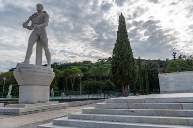 Rome, İtalya - 4 Eylül 2018: Mermer heykel Foro Italico Tenis Kortu, modern bir asker. Foro Italico, eski adıyla Foro Mussolini, bir spor kompleksi inşa 1928 ve 1938 arasında Roma'da olduğunu