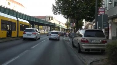 Berlin, Almanya - 20 Eylül 2018: Schnhauser Allee boyunca Kameraman, Prenzlauer Berg bölgesinin en önemli sokaklarından biri. U-Bahn hattı yüksek demiryolu bulvarını takip ediyor.