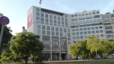 Berlin, Almanya - 20 Eylül 2018: Leipziger Platz boyunca yüksek DB Deutsche Bahn gökdeleni ile Potsdamer Platz kadar kamera 