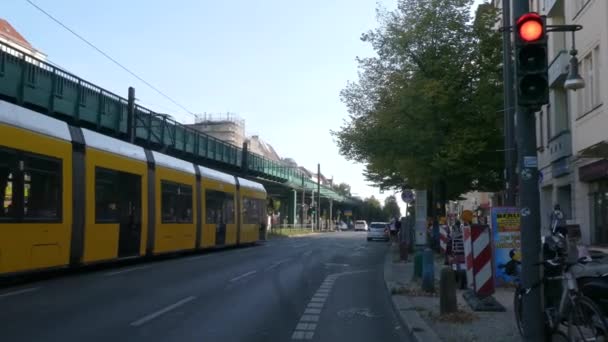 Berlín Německo Září 2018 Čekání Semafor Zezelenají Žlutá Tramvaj Zastaví — Stock video