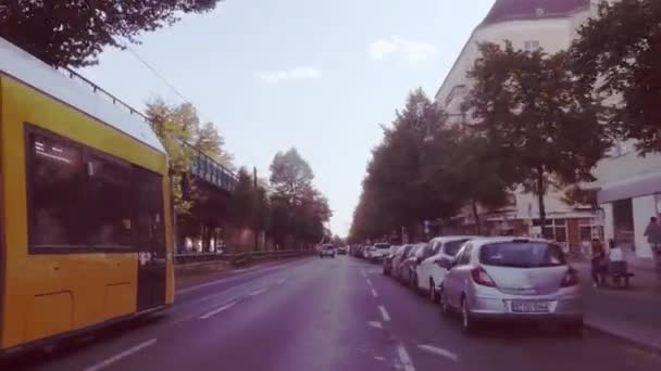 2018年9月20日 ドイツ ベルリン プレンツラウアー ベルク地区で最も重要な通りの一つであるシュンハウザー アリー沿いのカメラカー Uバーン線は高架鉄道の通りに沿っている — ストック動画