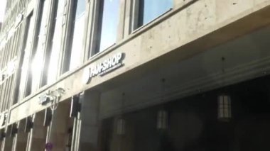 Berlin, Almanya - 21 Eylül 2018: Doğu 'daki Spittelmarkt' tan batıdaki Potsdamer Platz 'a kadar uzanan Berlin' in Mitte ilçesinde büyük bir cadde olan Leipziger Caddesi boyunca Kameraman