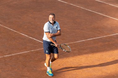 Rome, İtalya - 4 Eylül 2018: Marco Tardelli tenis oynamaya. Tardelli bir İtalyan eski futbolcu ve teknik direktör olduğunu. Kulüp düzeyinde o için birkaç İtalyan kulüpleri bir defansif orta saha oyuncusu oynadı