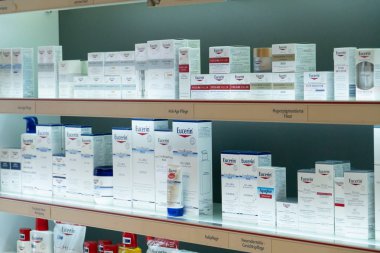 Berlin, Almanya - 30 Eylül 2018: eczane rafta görüntülenen Eucerin ürünler. Ticaret marka BEIERSDORF işaretli, vücut ve yüz bakım ürünleri, güneş koruyucu ve temizlik ürünleri Eucerin sunar