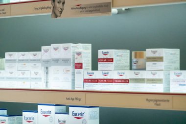Berlin, Almanya - 30 Eylül 2018: eczane rafta görüntülenen Eucerin ürünler. Ticaret marka BEIERSDORF işaretli, vücut ve yüz bakım ürünleri, güneş koruyucu ve temizlik ürünleri Eucerin sunar