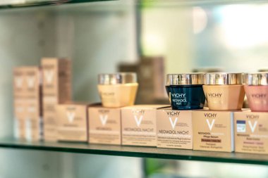 Berlin, Almanya - 30 Eylül 2018: Vichy ürünleri eczane rafta görüntülenir. Vichy cilt bakımı, welness, kalıcı makyaj ve Anti-Aging ürünleri tarafından L'Oral ait sigorta primi markasıdır.