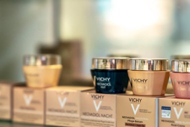 Berlin, Almanya - 30 Eylül 2018: Vichy ürünleri eczane rafta görüntülenir. Vichy cilt bakımı, welness, kalıcı makyaj ve Anti-Aging ürünleri tarafından L'Oral ait sigorta primi markasıdır.