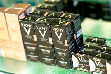 Berlin, Almanya - 30 Eylül 2018: Vichy ürünleri eczane rafta görüntülenir. Vichy cilt bakımı, welness, kalıcı makyaj ve Anti-Aging ürünleri tarafından L'Oral ait sigorta primi markasıdır.