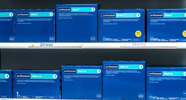 Berlin, Almanya - 30 Eylül 2018: eczane rafta görüntülenen Orthomol ürünler