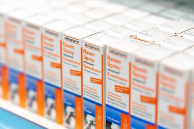 Berlin, Almanya - 30 Eylül 2018: eczane rafta görüntülenen Ratiopharm burun spreyi decongestant. Ratiopharm Avrupa'nın lider jenerik marka bir Alman ilaç şirketi olduğunu