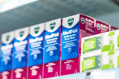 Berlin, Almanya - 30 Eylül 2018: eczane rafta görüntülenen Vicks Wick Medinait sirup. Vicks over-the-counter ilaçlar Procter ve Gamble Amerikan şirketine ait bir Amerikan markasıdır.