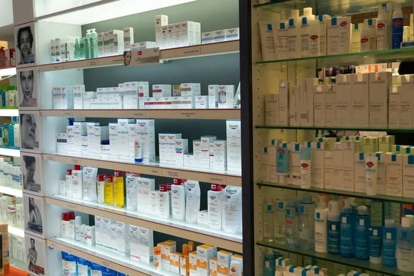 Berlin, Almanya - 30 Eylül 2018: eczane rafta görüntülenen Eucerin ve La Roche-Posay ürünleri