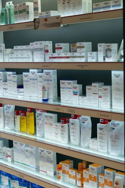 Berlin, Almanya - 30 Eylül 2018: eczane rafta görüntülenen Eucerin ürünler. Ticaret marka BEIERSDORF işaretli, vücut ve yüz bakım ürünleri, güneş koruyucu ve temizlik ürünleri Eucerin sunar