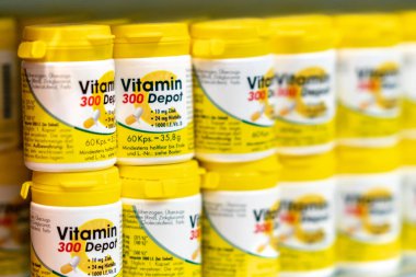Berlin, Almanya - 30 Eylül 2018: C vitamini 300 depo eczane rafta görüntülenir. Seçici odak