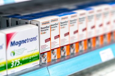 Berlin, Almanya - 30 Eylül 2018: Ratiopharm burun spreyi decongestant eczane rafta görüntülenen çocuklar için. Ratiopharm bir Alman ilaç şirketi var. Seçici odak