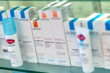 Berlin, Almanya - 30 Eylül 2018: La Roche-Posay Pigmentclar serum eczane rafta görüntülenir. Seçici odak