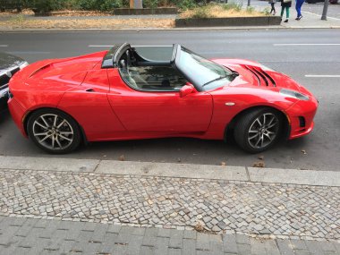 Berlin, Almanya - 22 Eylül 2018: Kırmızı Tesla darbe araba. Tesla Motors tasarlar, üretir ve elektrikli otomobil satan bir Amerikan otomotiv ve enerji depolama şirketi olduğunu