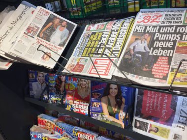 Gazete bayii iç, bir stand satış için görüntülenen Alman Dergi kapak sayfaları