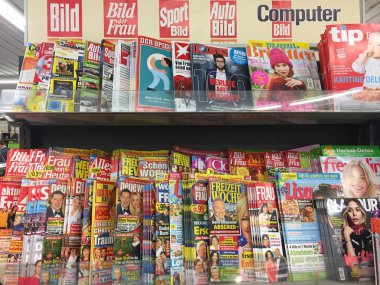 Gazete bayii iç, bir stand satış için görüntülenen Alman Dergi kapak sayfaları