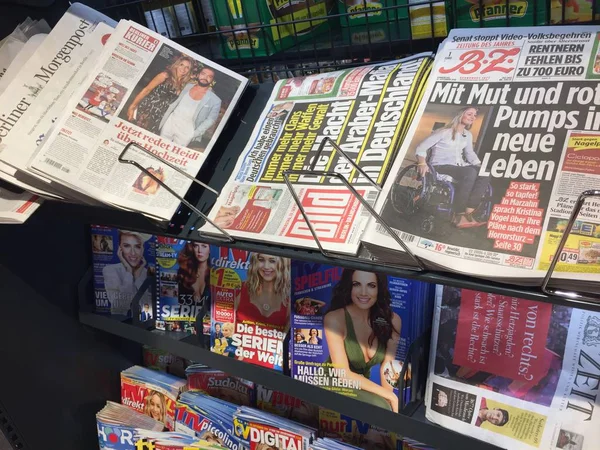 Gazete Bayii Bir Stand Satış Için Görüntülenen Alman Dergi Kapak — Stok fotoğraf