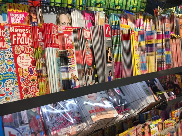 Zeitungskiosk Interieur Titelseiten Deutscher Zeitschriften Auf Einem Verkaufsstand — Stockfoto