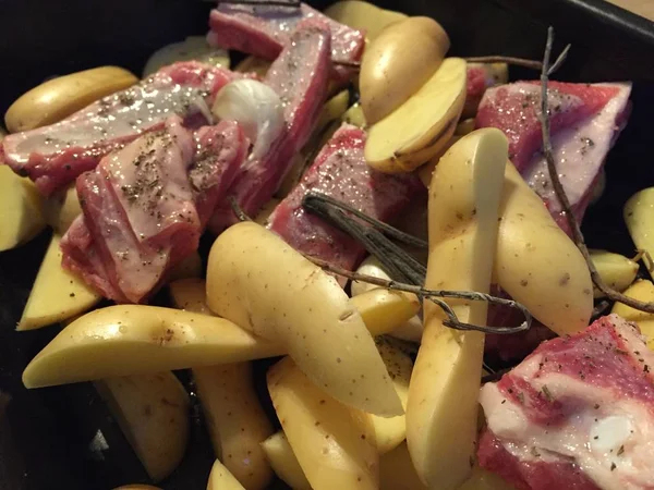 Råa Lammkotletter Med Potatis Redo För Att Vara Matlagning — Stockfoto