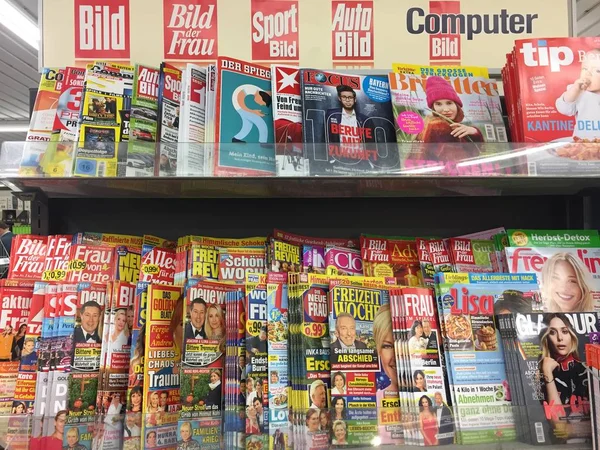 Gazete Bayii Bir Stand Satış Için Görüntülenen Alman Dergi Kapak — Stok fotoğraf