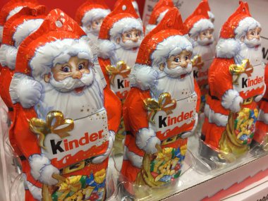 Berlin, Almanya - 13 Ekim 2018: Kinder çikolata Noel biblo. Kinder çikolata şekerleme ürün marka İtalyan şekerlemeler çokuluslu Ferrero Spa olan bir