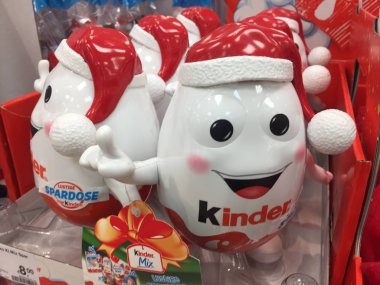 Berlin, Almanya - 13 Ekim 2018: Kinder Noel rakamlar. Kinder çikolata şekerleme ürün marka İtalyan şekerlemeler çokuluslu Ferrero Spa olan bir