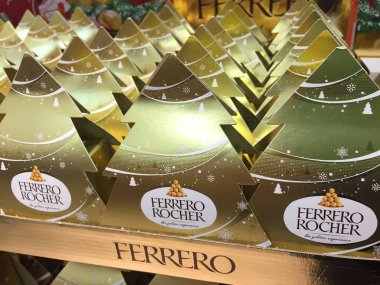 Berlin, Almanya - 13 Ekim 2018: Ferrero Rocher Noel ağacı Satılık. Ferrero Rocher İtalyan chocolatier Ferrero Spa tarafından üretilen bir küresel çikolata olduğunu