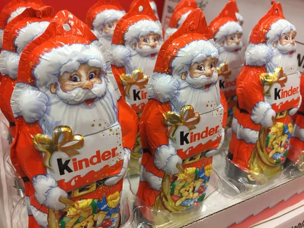 Berlin Duitsland Oktober 2018 Kinder Chocolade Kerstman Beeldjes Kinder Chocolade — Stockfoto