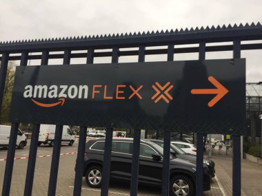 Berlin, Almanya - 23 Ekim 2018: Amazon Flex tabela. Flex sürücüleri kendi araçtan paketleri sunmak için para almak izin Amazon tarafından sağlanan hizmettir