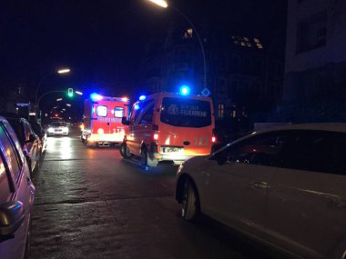 Berlin, Almanya - 20 Ekim 2018: Alman ambulans ilkyardım. 112 aranması tek Avrupa Acil durum numarası olan ücretsiz ve yangın ve acil yardım için kullanılır