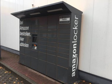 Berlin, Almanya - 22 Ekim 2018: Amazon soyunma yeri. Amazon soyunma müşteriler bir kendi kendine teslim konumu ile almak ve paketleri dönmek sağlar