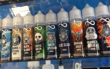 Berlin, Almanya - 19 Ekim 2018: Sonsuzluk Vape aroma sıvı üst üste Satılık görüntülenen elektronik sigara için