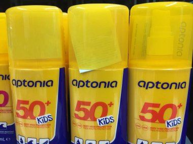Berlin, Almanya - 18 Ekim 2018: Aptonia spf50 + güneş koruma kremi. Aptonia bir dizi triatlon ekipman ve aksesuarları ve çeşitli beslenme, hidrasyon ve kurtarma ürünler sunar