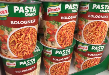Berlin, Almanya - 18 Ekim 2018: Knorr kutu Makarna Aperatif bolognese bir süpermarket rafa görüntülenen Satılık. Knorr İngilizce-Hollandalı Unilever şirketine ait bir Alman yiyecek ve içecek markasıdır