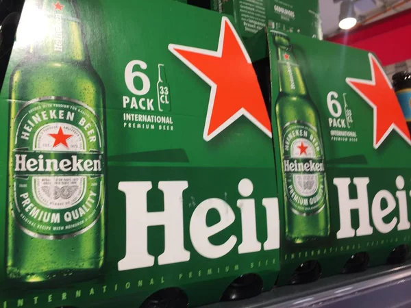 Берлин Германия Октября 2018 Пивные Бутылки Heineken Heineken Lager Beer — стоковое фото