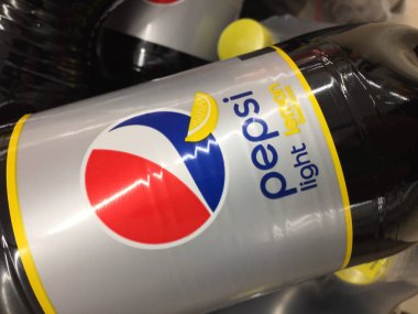 Berlin, Almanya - 18 Ekim 2018: Pepsi ışık limon şişe, gazlı alkolsüz içecek üretilen ve Pepsico tarafından üretilen, başlangıçta oluşturulan ve 1893 yılında geliştirilen ve Brad'in içecek olarak tanıttı