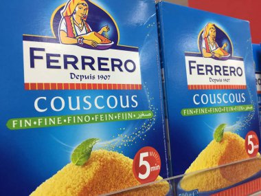 Berlin, Almanya - 17 Ekim 2018: Satılık, Fas ve Libya geleneksel yemeği bir süpermarket rafta görüntülenen kuskus Ferrero paketleri