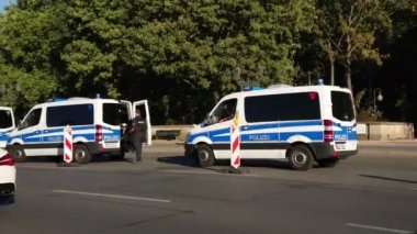 Berlin, Almanya - 22 Eylül 2018: Kamera araba gösteren Alman polis kamyon park