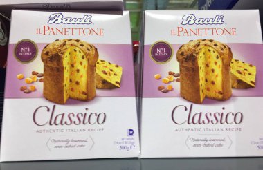 Berlin, Almanya - 17 Ekim 2018: Panettone Bauli. 1922 yılında kurulan Bauli S.p.A. pastane panettone, pandoro, güvercin ve kruvasan gibi tarihi İtalyan üreticisi olan