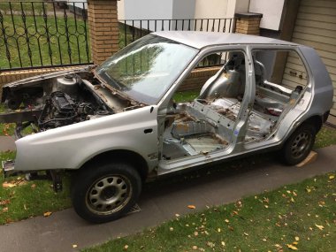 Terk edilmiş kaza Araba, açık havada