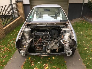 Terk edilmiş kaza Araba, açık havada